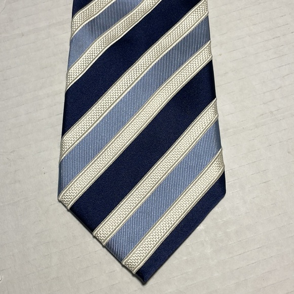 Donald J. Trump Signature Collection classic blue Striped 100% Silk Neck Tie - Picture 7 of 9